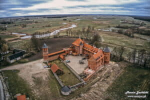 Zamek, klasztor i malownicze drewniane domy na Podlasiu.